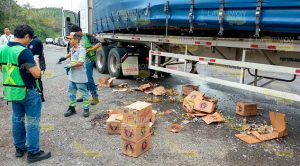 Pierde carga de cerveza en el libramiento Pierde Carga Cerveza Libramiento