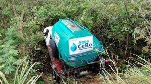 Pipa de agua y camión de volteo se salen de la carretera Pipa Agua Camión Volteo Salen Carretera