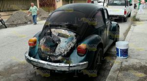 ¡Arde vochito! Se incendia por corto circuito Se Incendia Automóvil Corto Circuito