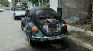 ¡Arde vochito! Se incendia por corto circuito Se Incendia Automóvil Corto Circuito