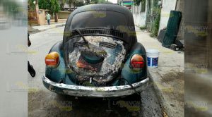 ¡Arde vochito! Se incendia por corto circuito Se Incendia Automóvil Corto Circuito