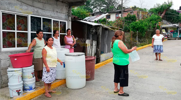 Vecinos Protestan Por Falta Agua
