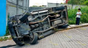 Vuelca Camioneta Carga
