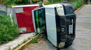 Vuelca Camioneta Carga