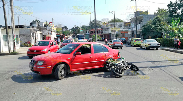 Protagonizan automóvil y motocicleta aparatoso accidente