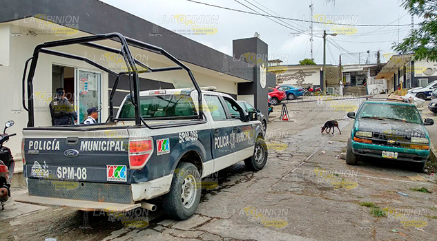 Estatales aseguran camioneta robada, llevaba dos meses frente al CERESO