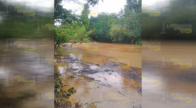 Escurre hidrocarburo y contamina un arroyo