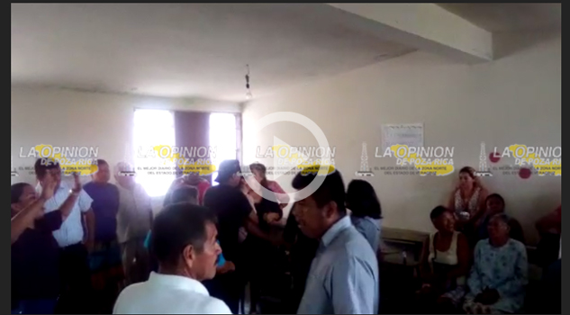 Denuncian a funcionaria municipal tras agredir a ciudadanos