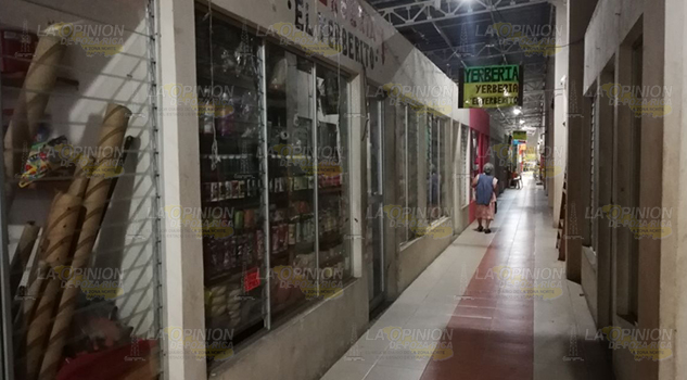 Sufren de goteras en el mercado Benito Juárez