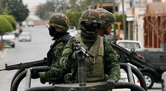 Pueblo de huachicoleros agrede a soldados élite