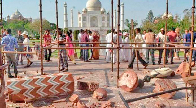 Tormenta derriba dos torres en la entrada del Taj Mahal