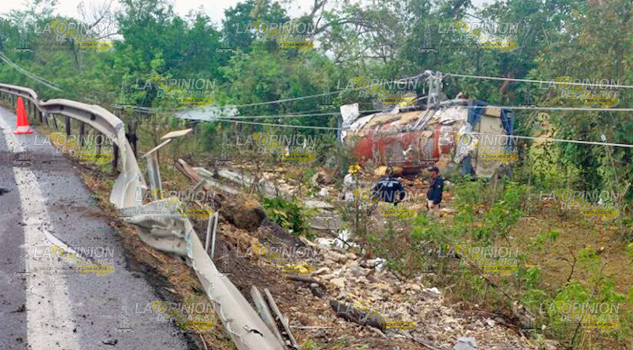 Segundo remolque de pipa destroza un poste de la CFE