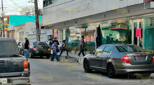 Una vez más la Clínica Medical Láser, esta siendo requisado por elementos policíacas