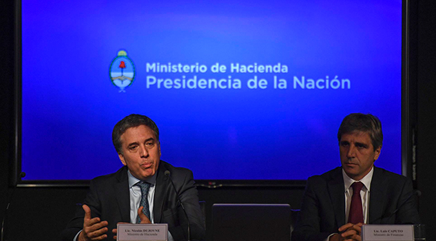 Argentina sube los tipos de interés a 40%, anuncia ajustes para frenar el dólar Argentina Sube Tipos 40% Anuncia Ajustes Frenar Dólar
