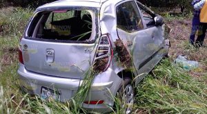 Auto vuelca al menos tres veces sobre la carretera Auto Vuelca Tres Veces Sobre Carretera
