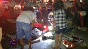 Jóvenes motociclistas son embestidos por camioneta Jóvenes Motociclistas Embestidos Camioneta