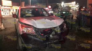 Jóvenes motociclistas son embestidos por camioneta Jóvenes Motociclistas Embestidos Camioneta