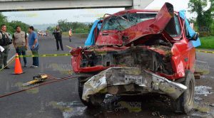 Pareja muere prensada en la autopista México-Tuxpan Pareja Muere Prensada Autopista México Tuxpan