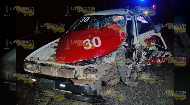 Taxista fallece al despedazar su auto, choca su vehículo contra un camión