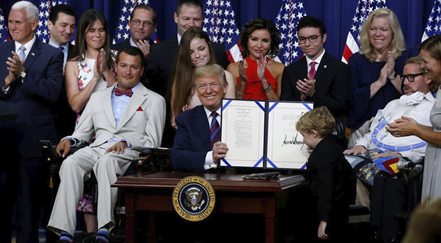 Trump aprueba ley para tratamientos experimentales en enfermos terminales