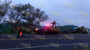 Vuelca tráiler de Diconsa con toneladas de maíz Vuelca Tráiler Diconsa Toneladas Maíz