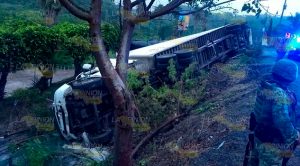 Vuelca tráiler de Diconsa con toneladas de maíz Vuelca Tráiler Diconsa Toneladas Maíz