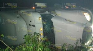 Vuelca tráiler de Diconsa con toneladas de maíz Vuelca Tráiler Diconsa Toneladas Maíz