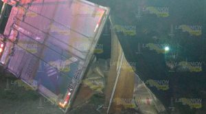 Vuelca tráiler de Diconsa con toneladas de maíz Vuelca Tráiler Diconsa Toneladas Maíz