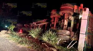 Vuelca tráiler de Diconsa con toneladas de maíz Vuelca Tráiler Diconsa Toneladas Maíz