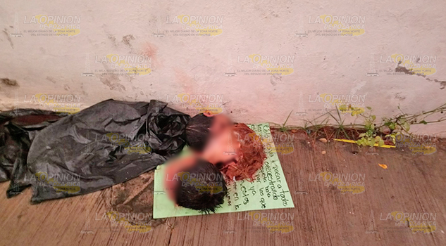 Tiran tres cabezas humanas en la calle
