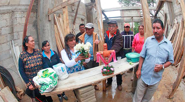 En la talacha y con poco dinero, albañiles celebran el Día de la Santa Cruz