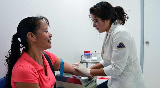 Reciben atención médica apretados y con calor