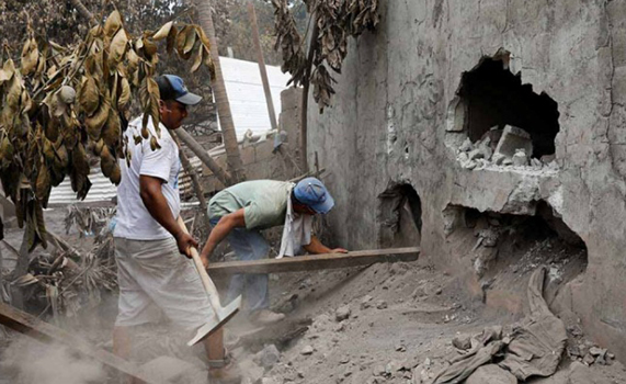 Suman 110 muertos en Guatemala por erupción; ayuda fluye