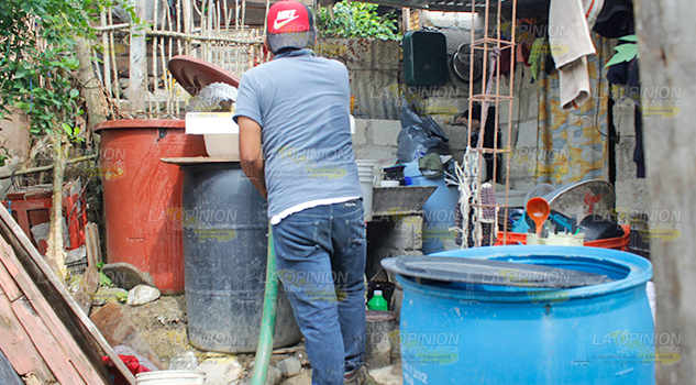15 días sin agua, familias tienen que hacer rendir los pocos litros de agua que pueden comprar