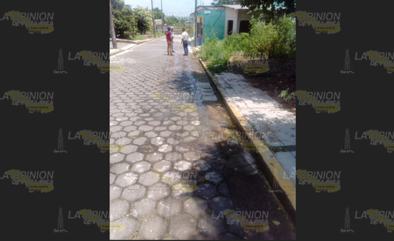Caev no atiende fuga de agua, tiene más de un mes e Tlapacoyan