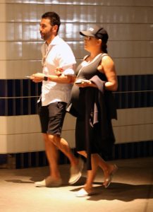 Captan a Eva Longoria a días de convertirse en mamá