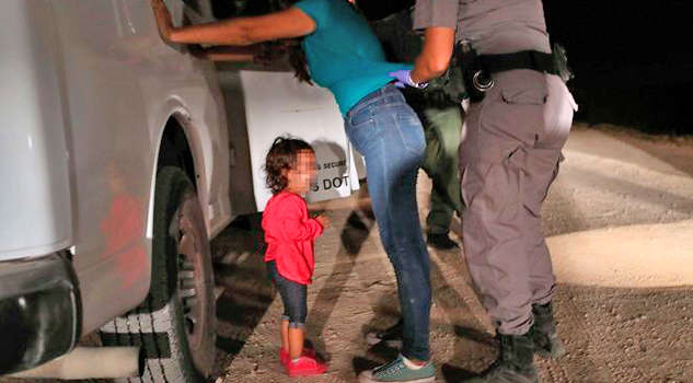 Papá de niña hondureña captada llorando no sabe dónde está