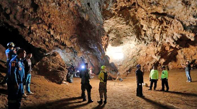 Llevan electricidad a cueva con niños atrapados