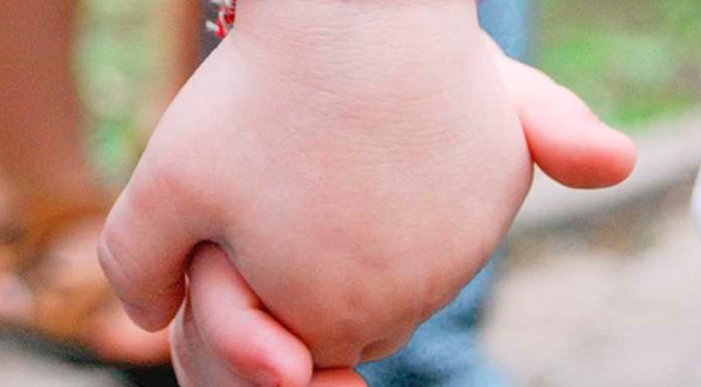 Con una caricia niño se despide de su hermanita a punto de morir