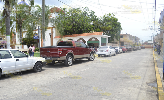 Funcionarios acaparan los cajones de estacionamiento