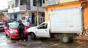 No hace alto y choca contra taxi No Hace Alto Choca Contra Taxi