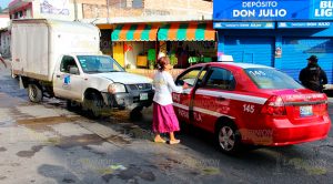No hace alto y choca contra taxi No Hace Alto Choca Contra Taxi