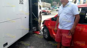 No hace alto total y choca contra autobús No Hace Alto Total Choca Contra Autobús