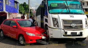 No hace alto total y choca contra autobús No Hace Alto Total Choca Contra Autobús
