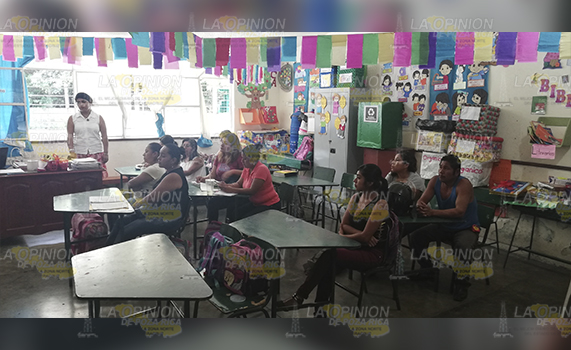 Niegan acusaciones, respaldan a docente