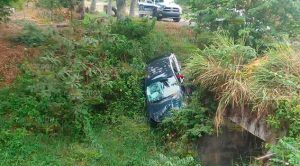 Roban lujoso auto y luego lo arrojan a un barranco Roban Lujoso Auto Luego Arrojan Barranco