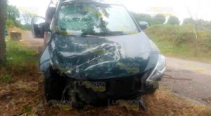 Roban lujoso auto y luego lo arrojan a un barranco Roban Lujoso Auto Luego Arrojan Barranco