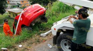 Se duerme al volante y termina en un barranco Se Duerme Volante Termina Barranco