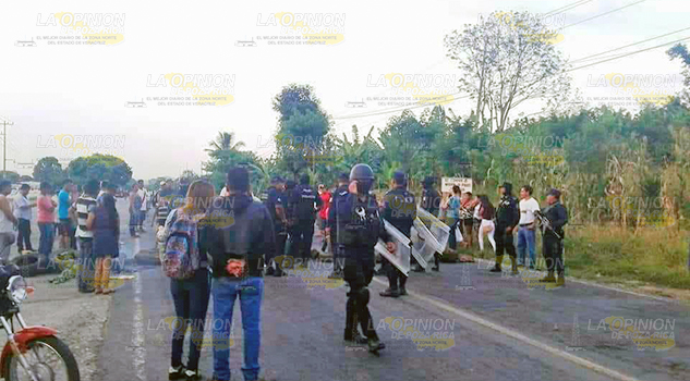 Gente enardecida por los crímenes que se registraron, cierran la salida a Martínez de la Torre
