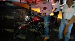 Taxi impacta a motociclista y le destroza el pie derecho Taxi Impacta Motociclista Destroza Pie Derecho